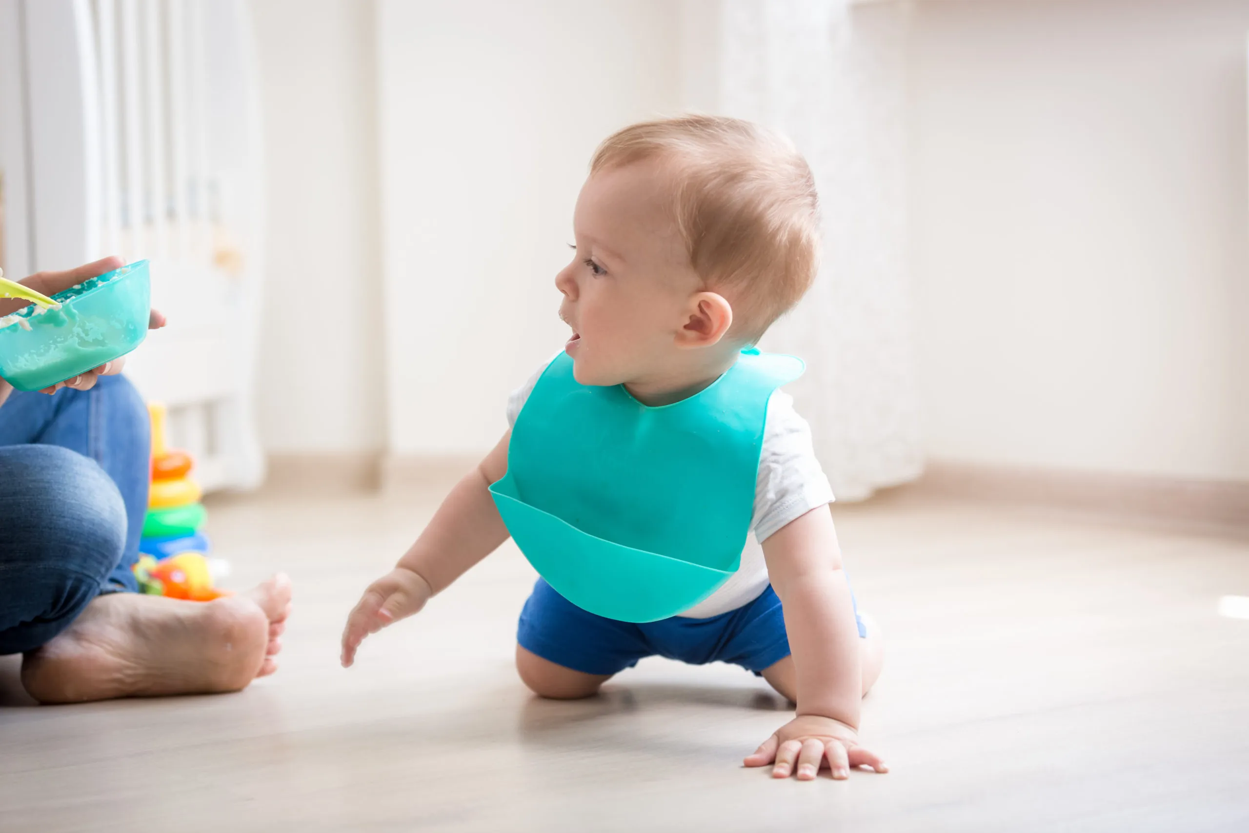 離乳食が始まったら準備したい！赤ちゃんにおすすめのかわいいお食事エプロン