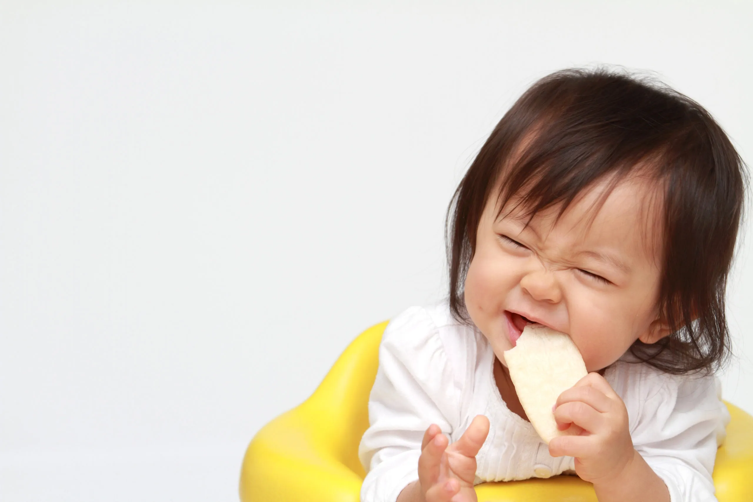 おでかけに持っていきたい赤ちゃん用おやつケース7選！こぼさず食べられるからママも助かる！