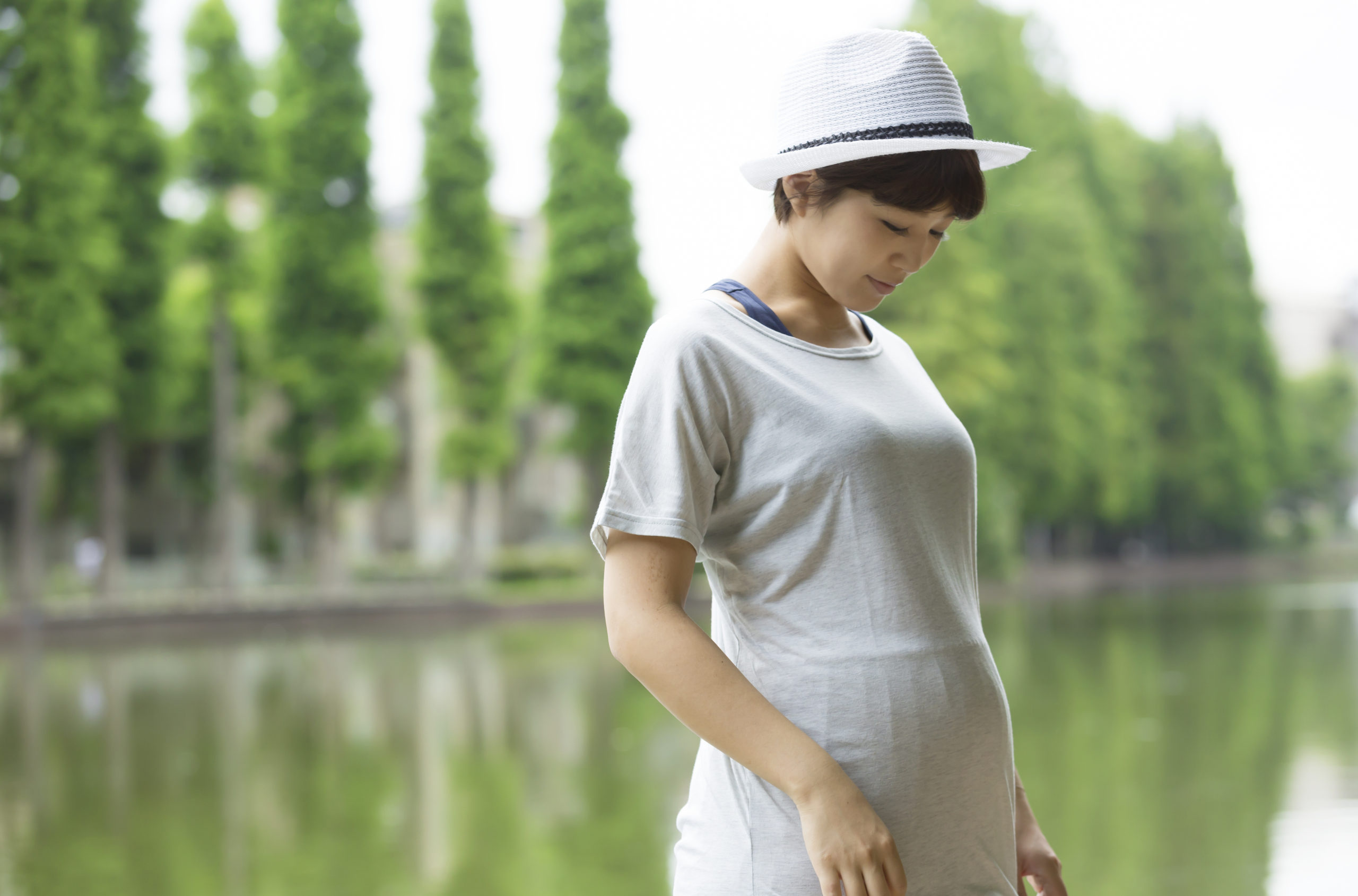 マタニティ　妊娠5ケ月　屋外　夏