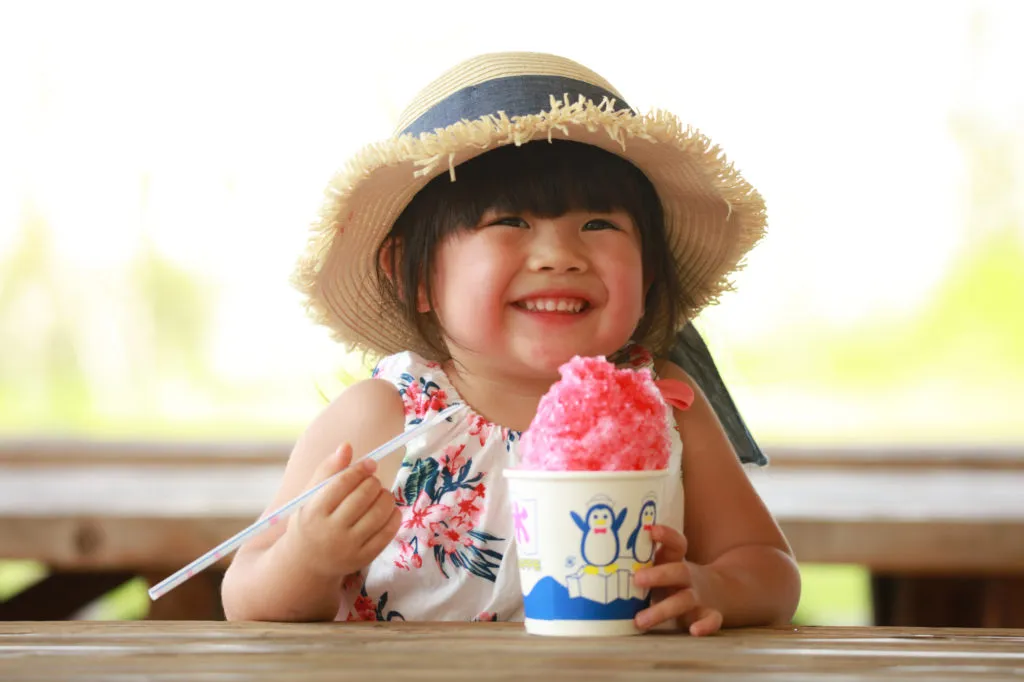 かき氷を食べる子供