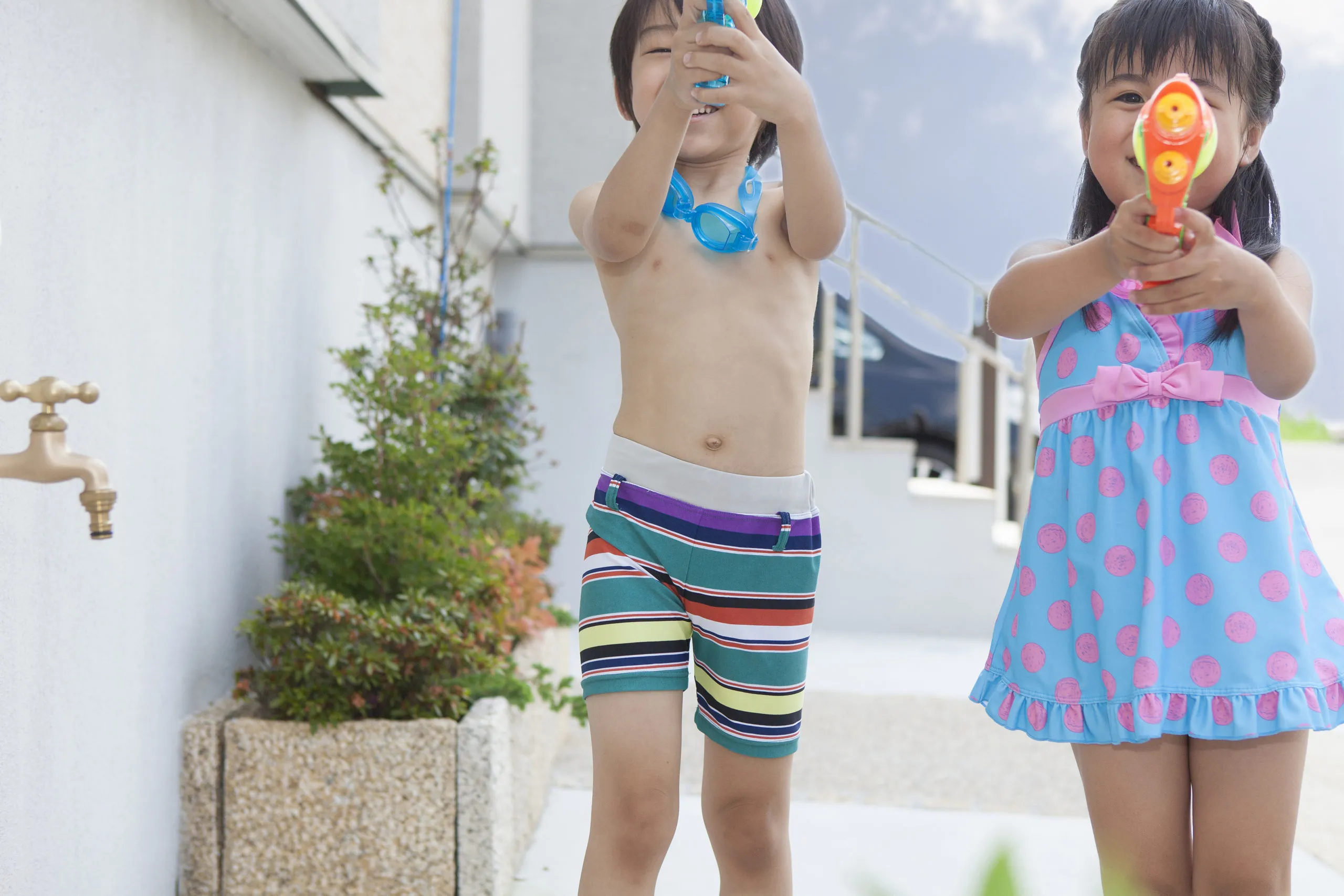 子どもが楽しめる水遊びおもちゃ8選！ビニールプールでもベランダでもお風呂でも活躍！