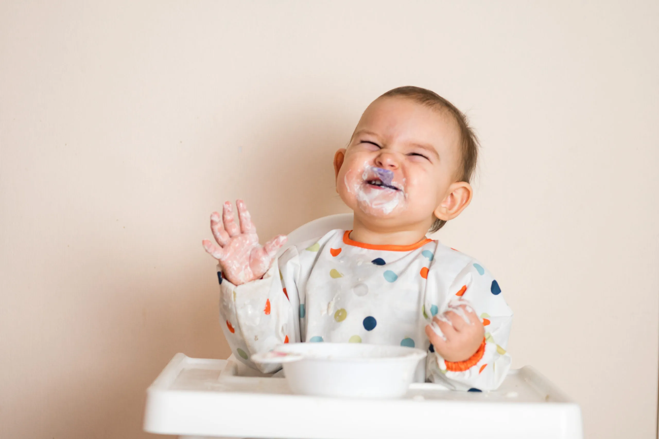 洋服や肌が汚れないからママも助かる！赤ちゃんにおすすめの長袖お食事エプロン7選