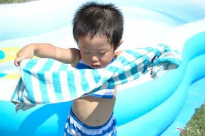 【2023】はだけず着替えもできて万能！水遊びやプールにおすすめの子ども用ラップタオル8選