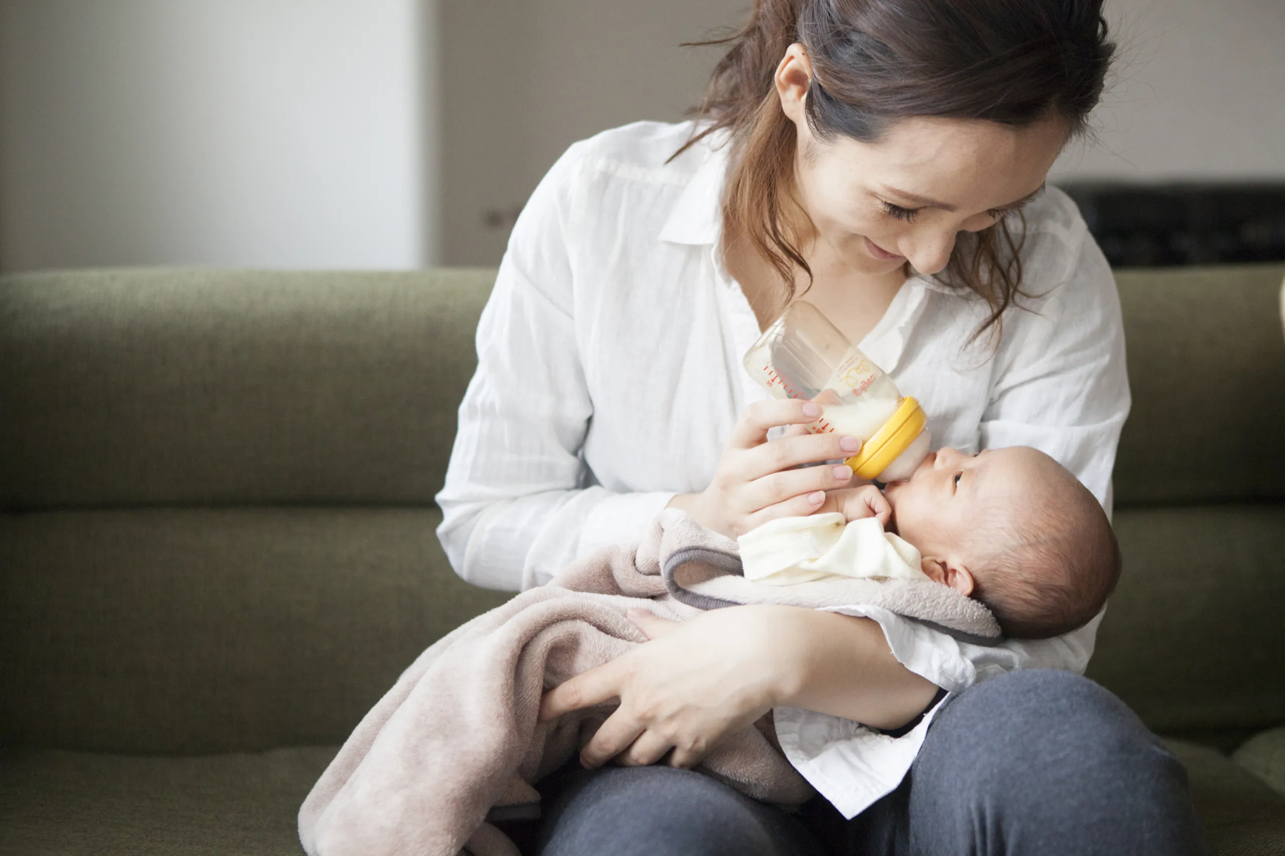 赤ちゃんは母乳じゃなきゃダメ？　母乳育児とミルク育児それぞれのメリットをご紹介します