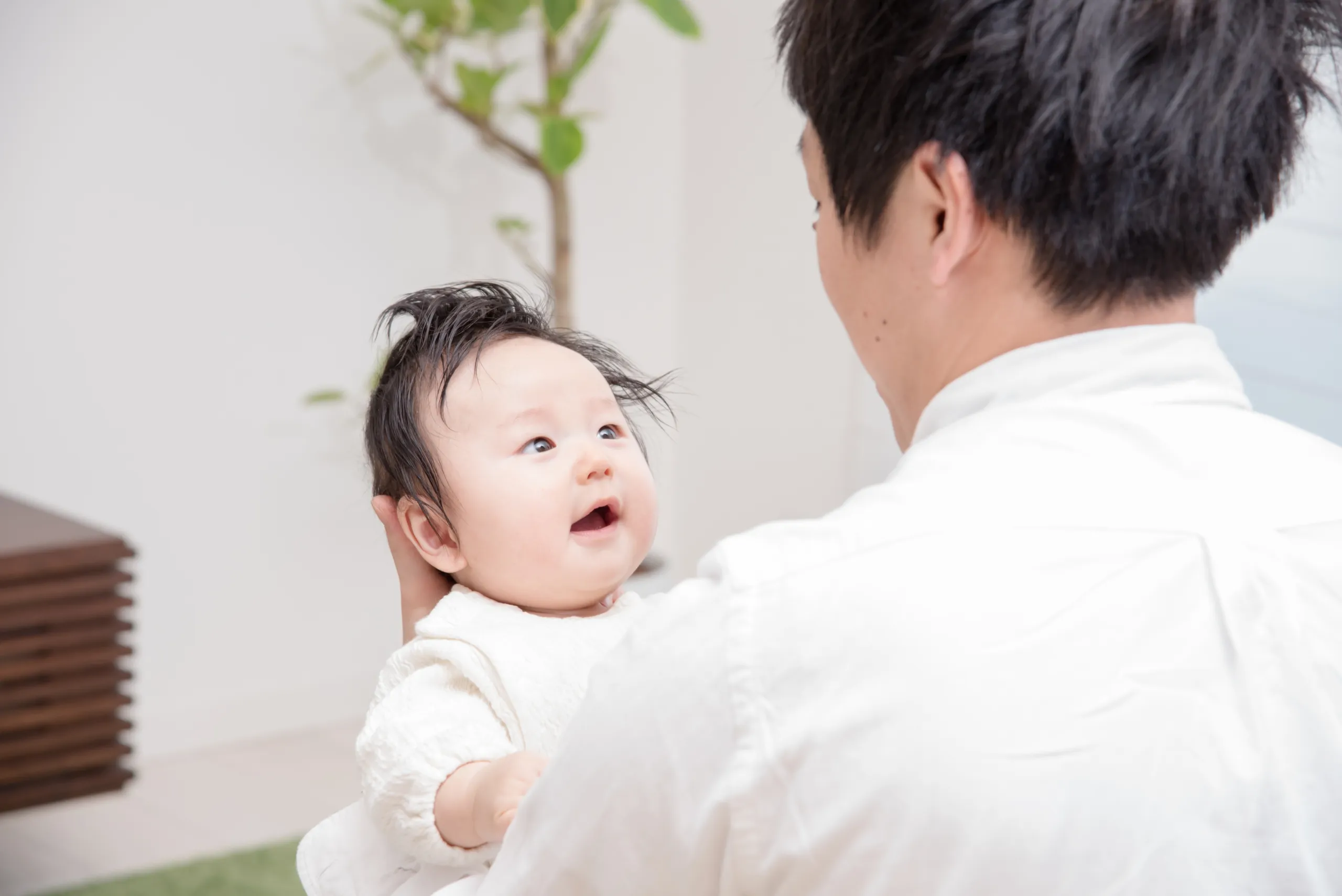 「男性育児休暇義務化」☆いつからどのくらい取得できる？給料は？