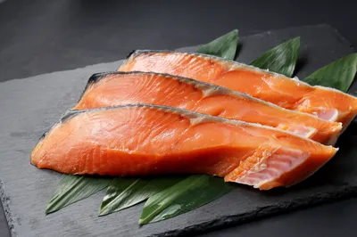 赤ちゃんに鮭はいつから与えていい？　食べさせるときの注意点やレシピをご紹介