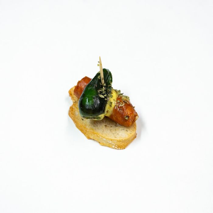 Montadito de Xistorra amb pebrot del padro i salsa de mostassa