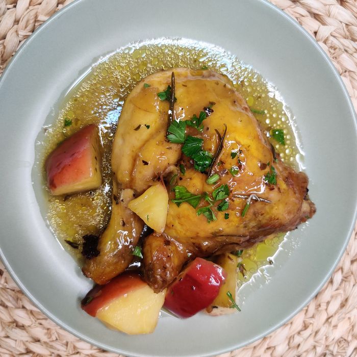 Pollastre al forn amb poma, vi ranci i canyella