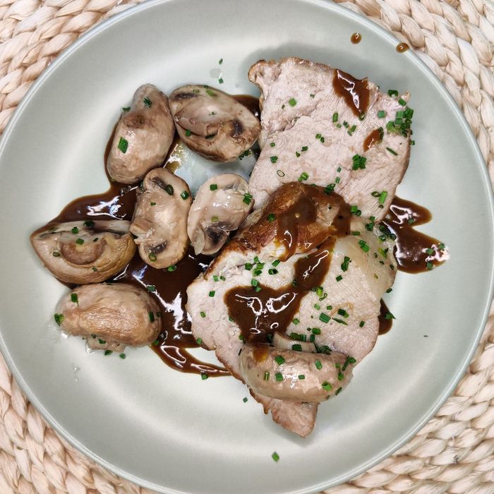 Süßes Schweinefleisch mit Pilzen