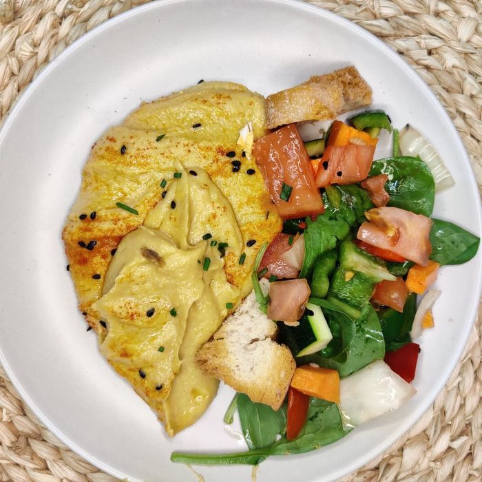 Chickpea hummus with salad