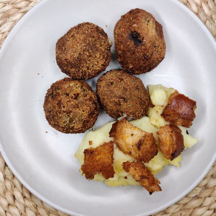 Mandonguilles de llenties i curry amb puré de patata i crustons