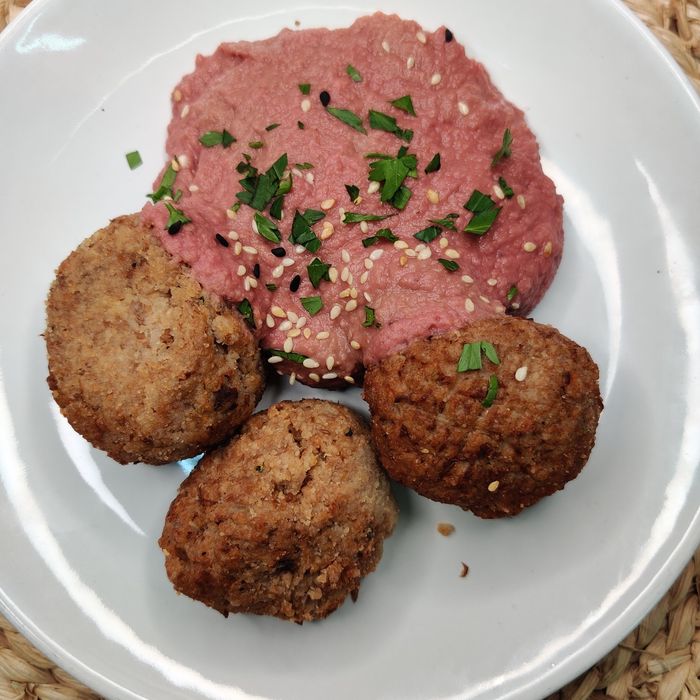 Mandonguilles de llenties amb tofu i verdures i humus de remoltaxa