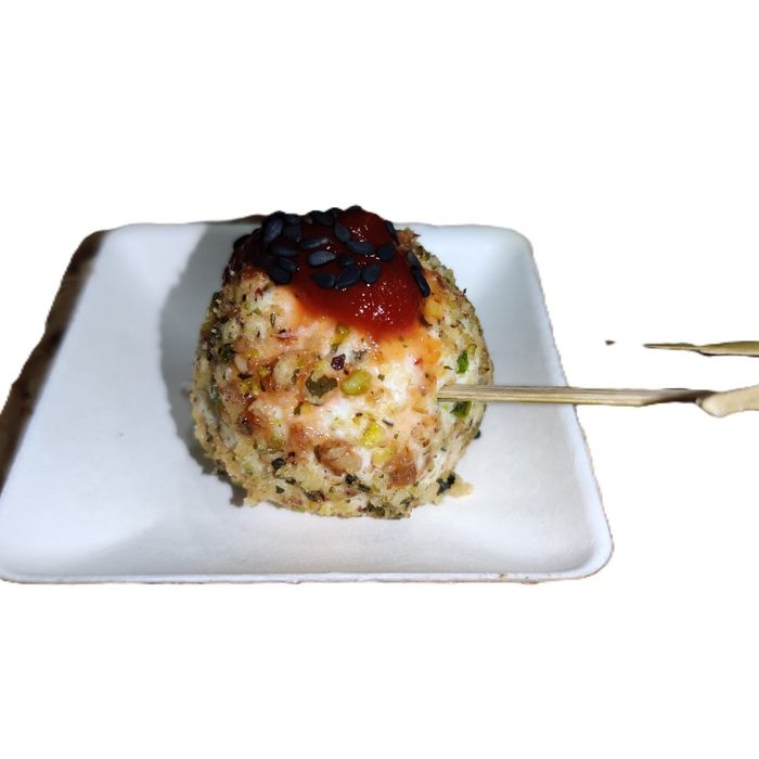 Frischkäsekugel mit Nüssen, Rosinen, Honig und Pistazien