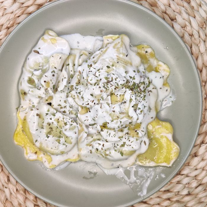 Fleischravioli mit Käsesoße