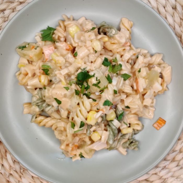 Amanida de pasta amb cranc i salsa rosa