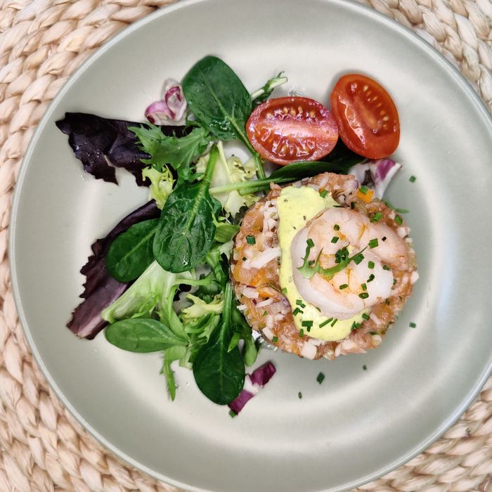 Tartar de salmó, amb cibolet i gambes