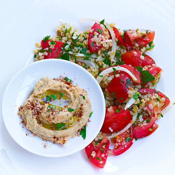 HUMMUS MIT BIO TOMATEN