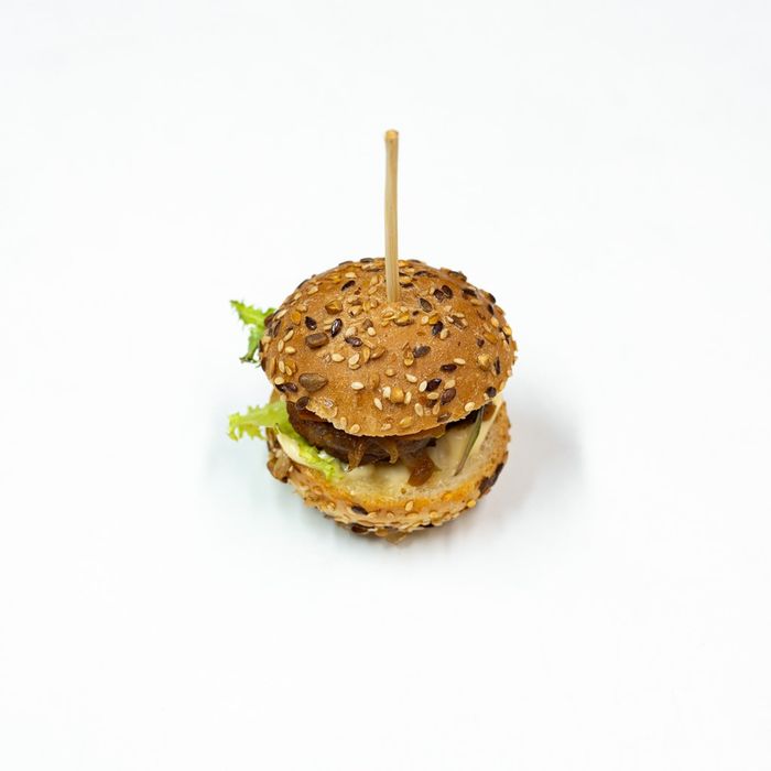 Burger mit Tomate und karamellisierten Zwiebeln
