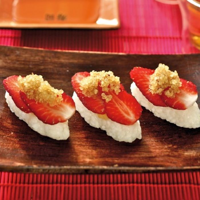 Erdbeer-Sushi mit gerösteter Quinoa