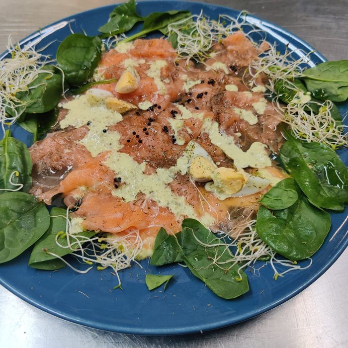 Carpaccio de salmó amb salsa tàrtara i brots 