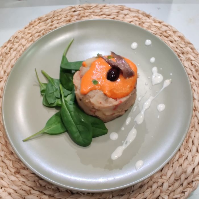 Flamet de patata amb escalibada tonyina i romesco