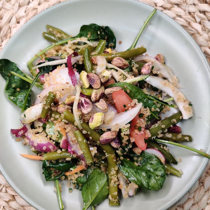 Quinoa-, grüne Bohnen- und Gemüsesalat