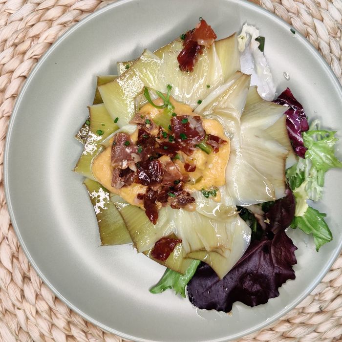 Carxofes confitades amb encenalls de pernil i salsa romesco