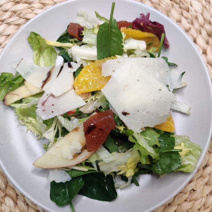 Grüner Salat mit Orange, Apfel, Parmesan und Quitte