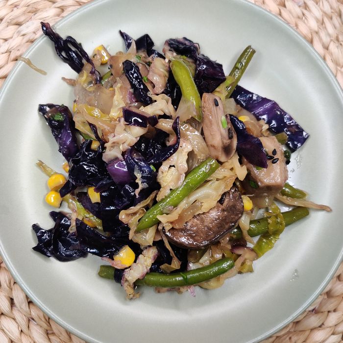 Gebratener Rotkohl, Zuckermais, Zwiebeln, Champignons und grüne Bohnen mit Sojasauce