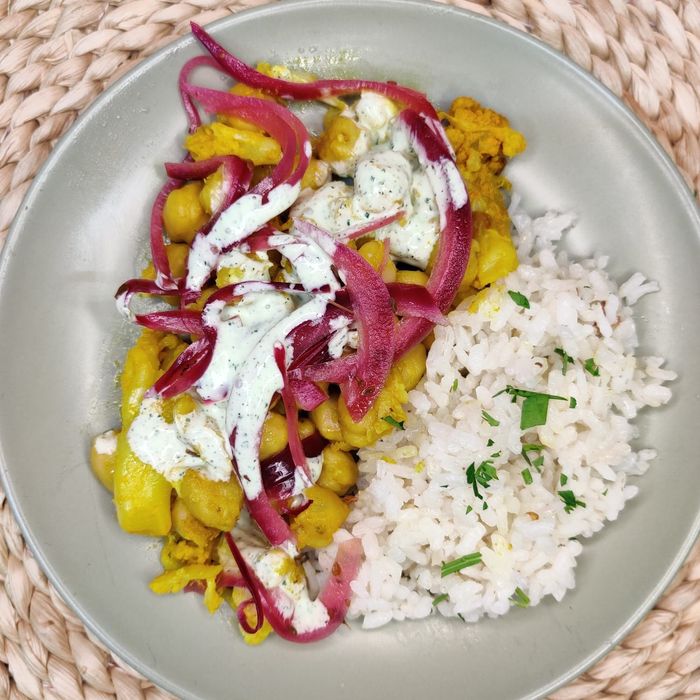 Blumenkohl mit Kichererbsen, eingelegten Zwiebeln und Joghurtsoße