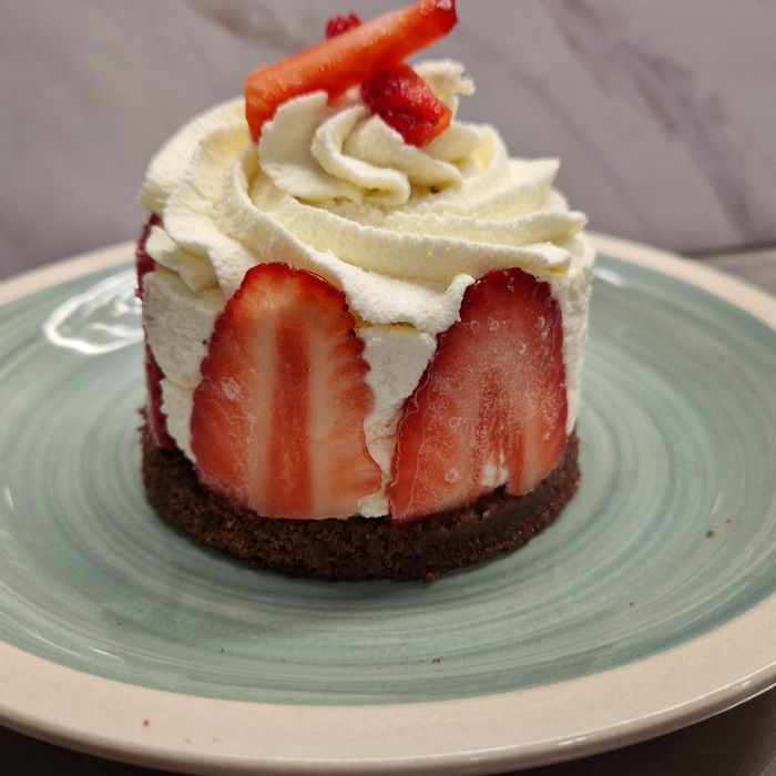 POSTRE INDIVIDUAL DE CHOCOBLANCO Y FRESAS