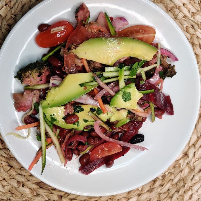 Rosa Bohnensalat mit Rote Bete, Zwiebeln und Brokkoli mit Joghurtdressing
