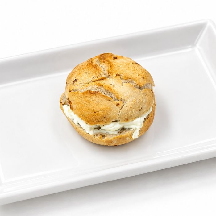 Mini entrepà de formatge crema amb nous i panses