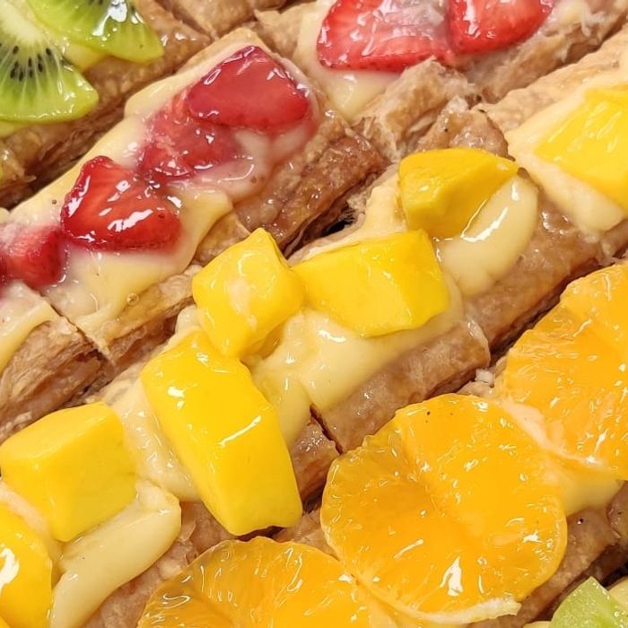 Verschiedene Cremesüßspeisen und Obstgebäck