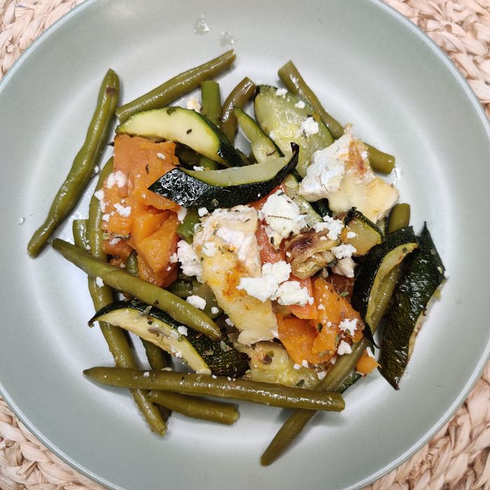 Amanida tèbia de mongeta verda, formatge feta, pastanaga,  i carbassó