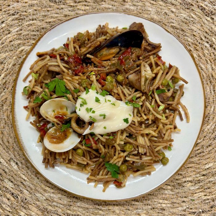 Fideuà de peix i marisc amb allioli