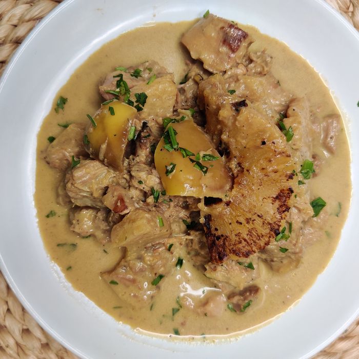 Estofat de gall dindi amb pinya, poima i curri vermell