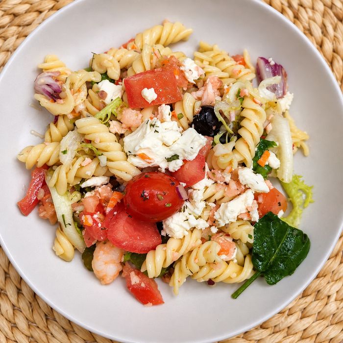 Amanida de pasta amb salmó ,ceba, i cogombret i salsa de iogour 
