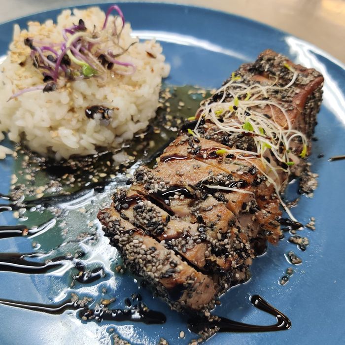 Mit Zitrusfrüchten mariniertes Thunfisch-Tataki mit Mandel-Crunch und Reisvulkan