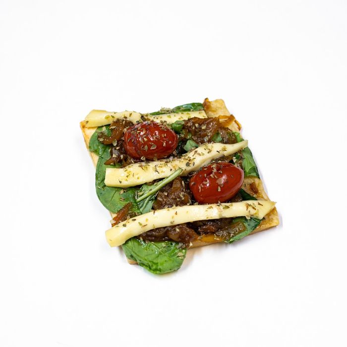 Tarte mit Tomatenconfit, Rucola, Zwiebeln und Brie