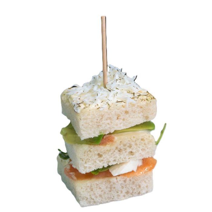 Pinxo de tres pisos amb formatge amb salmó i alvocat i ou dur