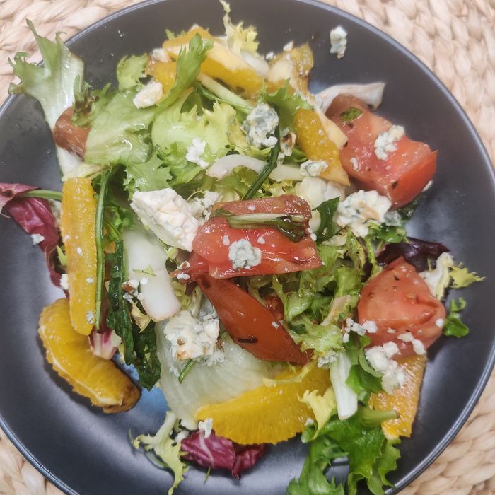 Grüner Salat mit Tomatenconfit, Orange und Blauschimmelkäse
