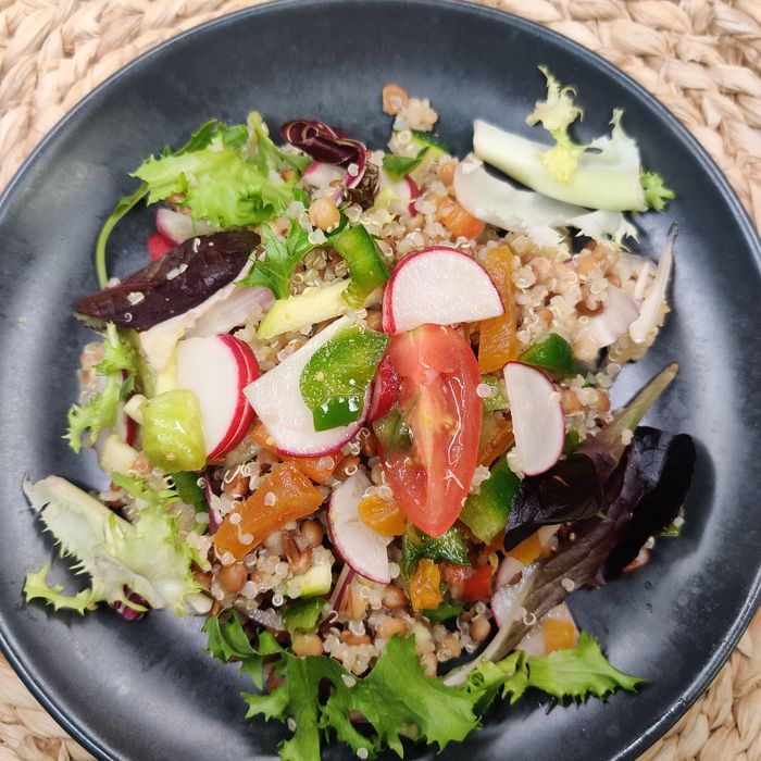 Quinoa and lentil salad with vegetable crudités and tofu