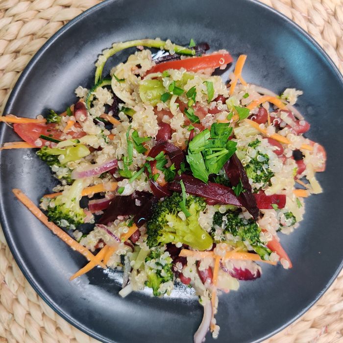 Amanida de quinoa amb bròquil, mongeta, remolatxa  i  crudités de verdures