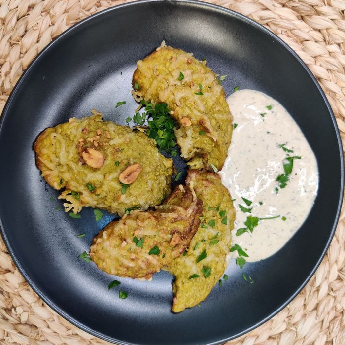 Tortetes de bròcoli, ceba amb salsa de iogour