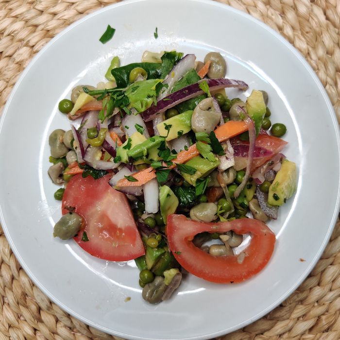 Fava bean salad with ham shavings and avocado €/Kg