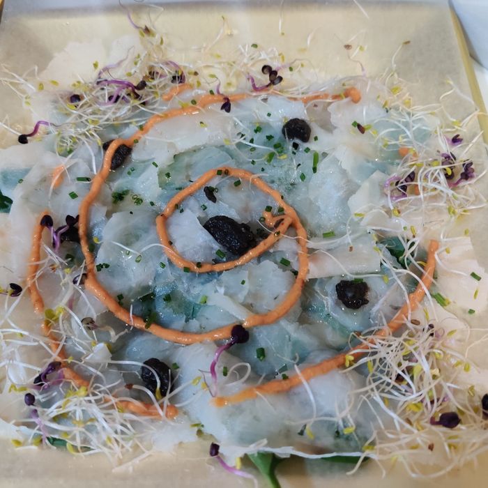 Carpaccio de bacallà amb tomàquet, tàperes i anxova