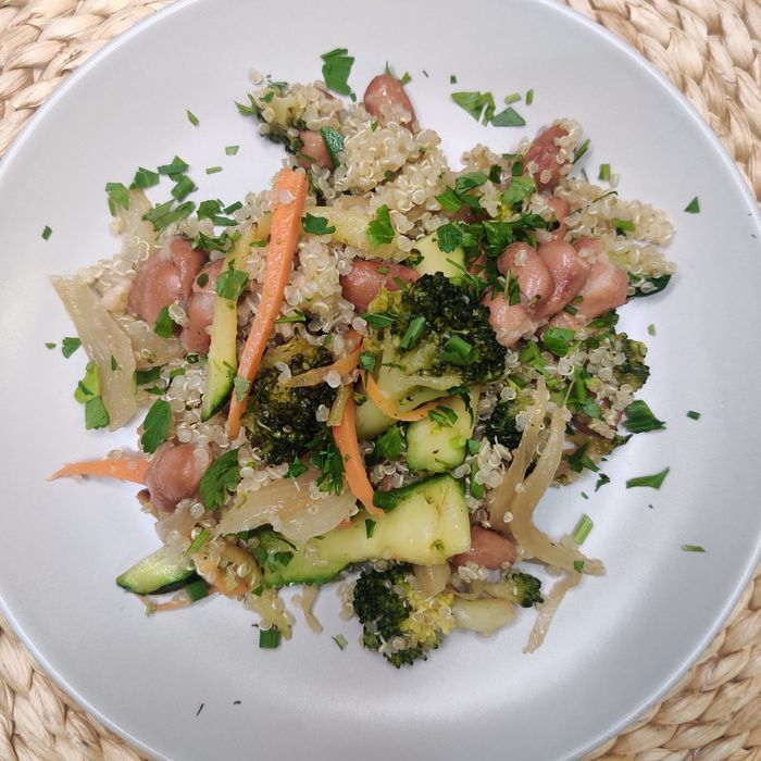 Bean salad with broccoli and quinoa