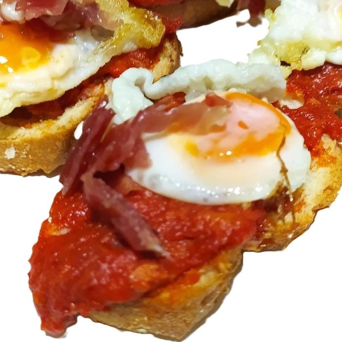 Montadito de sobrassada amb ou de guatlla ferrat i encenalls de pernil