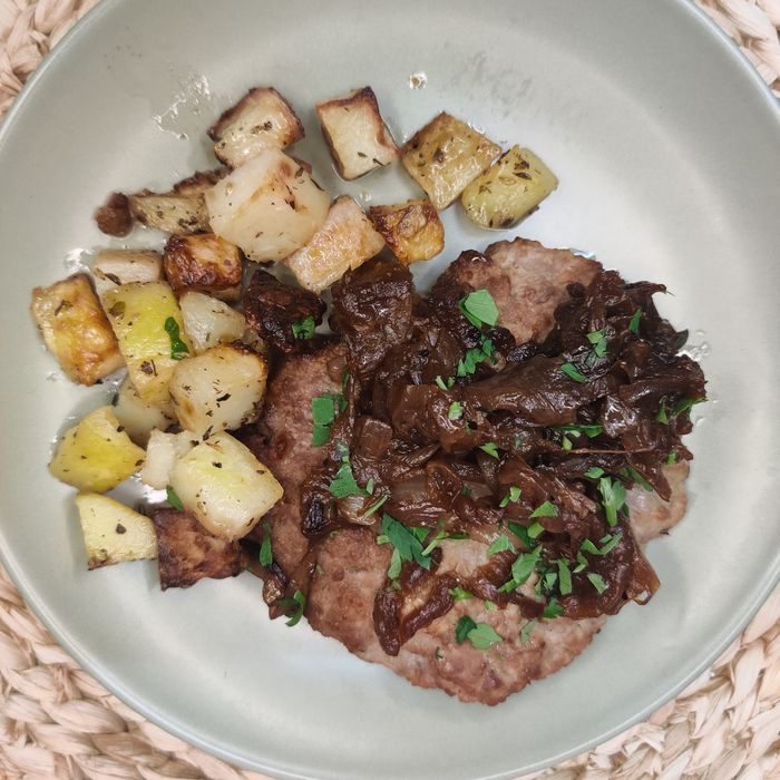 Hamburguesa mixta de carn amb ceba confitada